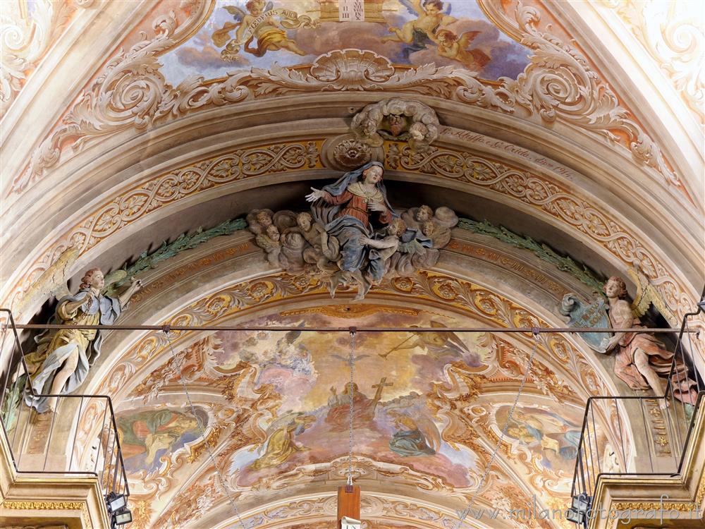 Momo (Novara) - Decorazioni a stucco sull'arco di ingresso del presbiterio della Chiesa della Natività di Maria Vergine